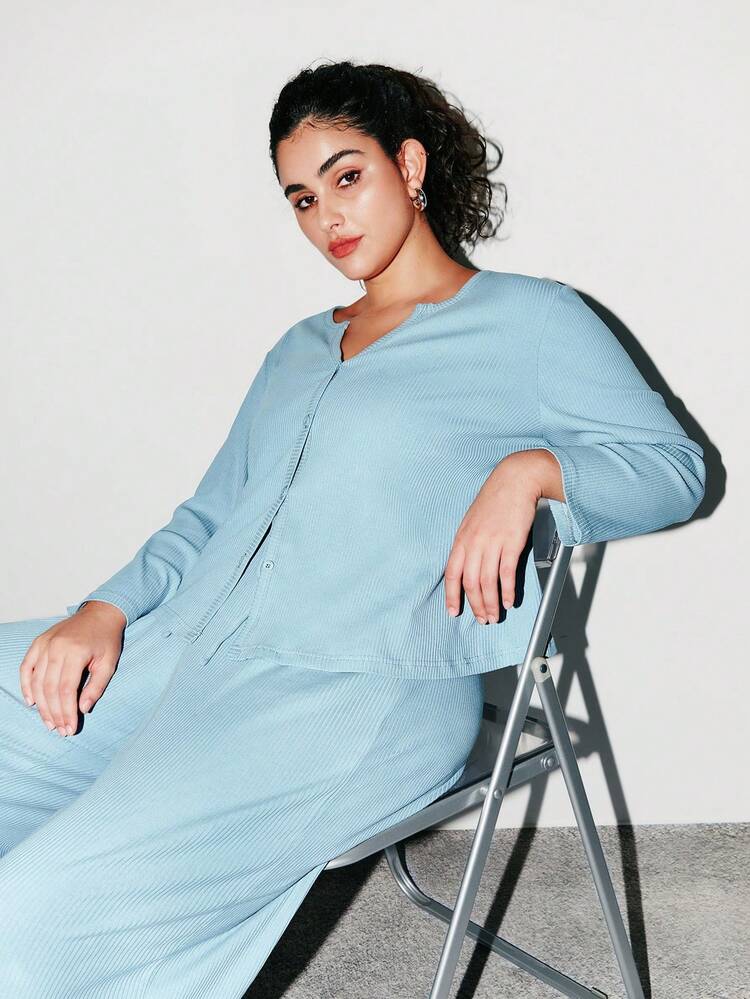 Ensemble de pyjamas femme en coton doux, style forêt brumeuse bleue. Top à manches longues boutonnées en côtes douces et pantalon avec poches. Lingerie pouvant être portée comme vêtement d'extérieur, confortable à la maison pour l'automne