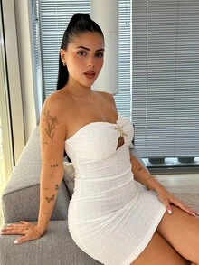 Lucia Bellido 女士度假白色针织纹理抹胸迷你连衣裙，镂空褶皱紧身胸衣搭配金属海星装饰，紧身性感派对海滩度假夏季服装 - 白色 - 查看 5