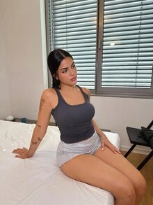 Lucia Bellido 女士简约修身防闪光短裤，休闲日常穿着 - 灰色 - 查看 2