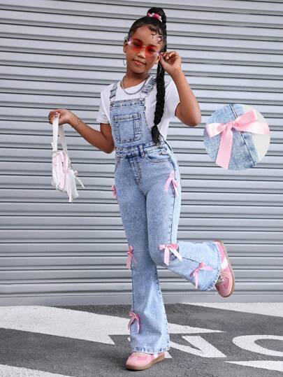 Tween Girls Y2K Fashion Light Washed Bowknot Vintage Cute Denim Overalls Flare Leg Jeans Casual Denim Jumpsuit With Slanted Pockets, Girls Fall Autumn Break Outfits,Suitable For Daily Travel, Outdoor, Home, Brunch, Tea Party, Commute, Airport Wear,Girls Autumn Fall Clothes Outfits,Kids Back To School Clothes,Country Concert Outfit, Jeans With Pink Bows, Tween Girl Overalls, Girls Denim Overalls With Bows, Y2k Jeans With Bows, Kids Flare Jeans With Bows,Cute Sleeveless Denim Overalls For Girls Winter