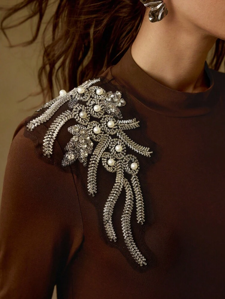 VESTIDO FLUIDO COM DETALHES EM PÉROLAS FALSAS E CONTAS