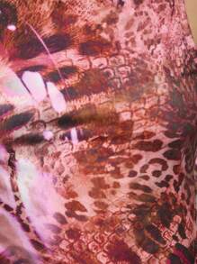 TypaGal Top de tirantes con estampado de leopardo salvaje, hecho de tela elástica con un llamativo estampado rojo y rosa que transmite un sentido artístico vanguardista. El corte ajustado resalta perfectamente las curvas, el diseño sin mangas destaca las líneas de los brazos y el cuello redondo y el borde del cuello alto añaden detalles exquisitos. Adecuado para combinar con vaqueros de talle alto o faldas cortas, creando un estilo callejero personalizado, es un artículo ideal para fiestas de verano y clubes. - Multicolor - Ver 3