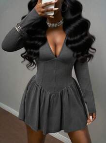 Slaydiva Nuevo vestido mini para mujer de estilo de calle diario y casual para otoño temprano 2025, con cuello polo sexy + cuello en V profundo, manga larga, volantes en el borde, minifalda o pantalón corto con estampado de flores oscuras, color gris y negro acanalado. - Negro - Ver 9