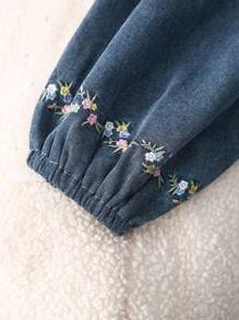 SHEIN Genkimix Kids 女童超大蓝色水洗牛仔连衣裙，荷叶边袖，甜美花卉刺绣，舒适的褶皱下摆设计，休闲时尚，适合日常穿着 - 中等水洗藍 - 查看 3