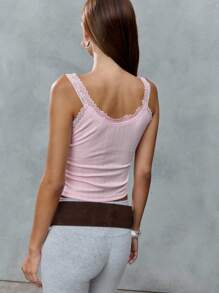 TypaGal Camiseta de tirantes acanalada rosa con estampado audaz de mariposa y ribete de encaje. Un verdadero elemento esencial de 2YK que evoca los primeros años 2000 con un toque coqueto, ideal para usar en capas durante el otoño - Rosa - Ver 2