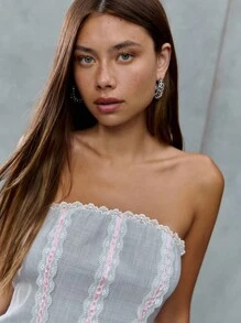 SHEIN Unity Top sin tirantes romántico de la década de 2000 con detalles de encaje delicado y lazos rosas. Los tonos grises suaves lo hacen versátil para el otoño y perfecto para usar en capas. Un imprescindible para refrescar el regreso a la escuela con un toque de la década de 2000. - Gris Claro - Ver 3