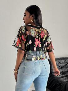 SHEIN PETITE CURVE 夏季度假女士花卉刺绣时尚女式上衣，女士性感生菜饰边，透明落肩圆领宽松多色全身印花，花卉、植物女式上衣，春夏，休闲日常穿着 - 彩色 - 查看 2