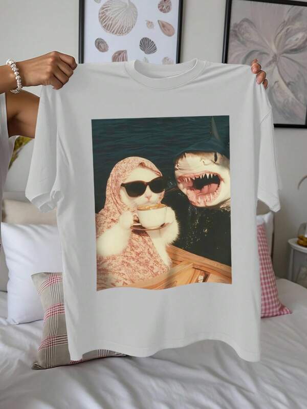 T-shirt da donna a spalle scoperte con gatto calmo e divertente, T-shirt vintage con gatto da caffè, T-shirt con motivo di gatto su barca, T-shirt con gatto spensierato, T-shirt umoristica con oceano surreale, T-shirt casual estiva a maniche corte con stampa grafica minimalista e scollo tondo