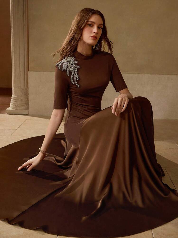 VESTIDO FLUIDO COM DETALHES EM PÉROLAS FALSAS E CONTAS