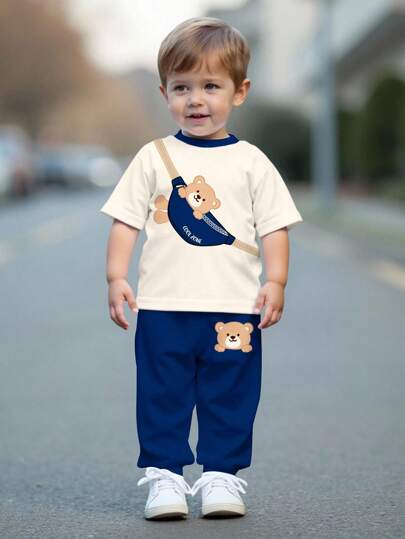 SHEIN 男宝宝休闲简约时尚可爱卡通熊背包图案印花圆领短袖T恤和裤子套装，适合夏季、秋季、户外休闲运动
