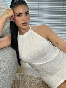 Lucia Bellido Nuevo estilo de primavera y verano Vestido de verano elegante casual diario Vestido corto de mujer de escote halter, espalda descubierta, textura de tela azul, silueta delgada - Blanco - Ver 6