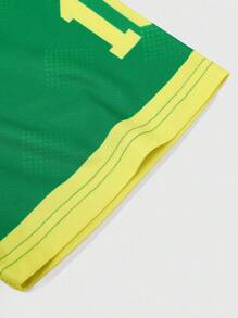 ROMWE MEN Prep 男士巴西足球运动Polo衫，足球街头美式休闲纹理徽章英文撞色拼色短袖巴西足球T恤。这是一件绿色短袖V领运动衫，胸前有醒目的白色文字设计，清晰地以大号粗体白色字母显示“BRAZIL”字样。