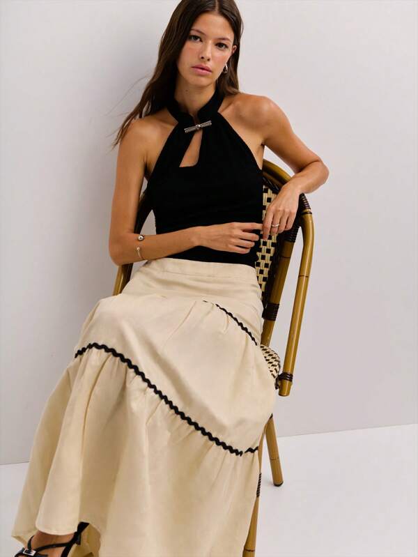 Nöista Esta falda maxi de volantes en color crema presenta detalles de adorno de cinta negra estilo vintage, creando una silueta fluida y elegante. Perfecta para el otoño y el invierno, combina la elegancia de la alta sociedad con la moda femenina de la década del 2000.