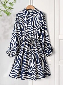Rusticease 女士休闲通勤全印花前扣短款连衣裙 斑马纹连衣裙 蓝白连衣裙 女士短袖连衣裙 斑马纹长袖连衣裙 斑马纹衬衫裙 学校服装 商务休闲女装 动物纹连衣裙 动物纹连衣裙 动物纹婚礼宾客连衣裙 女士工作/办公室冬季连衣裙 女士冬季服装 - 彩色 - 查看 1