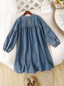 SHEIN Genkimix Kids 女童超大蓝色水洗牛仔连衣裙，荷叶边袖，甜美花卉刺绣，舒适的褶皱下摆设计，休闲时尚，适合日常穿着 - 中等水洗藍 - 查看 2