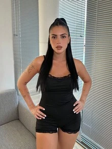 Lucia Bellido Jumpsuit Wanita Polos dengan Panel Renda dan Tali Bahu Tipis, Model Slim Sederhana - Hitam - View 6