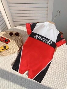 SHEIN 1 pieza Conjunto de ropa de verano para bebé niño con diseño de impresión digital de letras, insignia y coche de carreras en color contrastante, con cremallera práctica, adecuado para uso al aire libre. Mono de carreras de estilo minimalista y elegante con estampado gráfico de cultura de carreras, para bebé niño. Traje de carreras, ropa de carreras para bebé niño. - Multicolor - Ver 3
