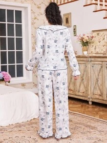 Set di pigiama da donna a maniche lunghe con scollo rotondo, balze, pizzo e fiocco, con motivo floreale ditsy romantico di CottageSlumber