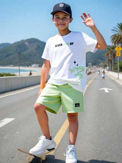 SHEIN Leap Crew Set de 2 piezas de camiseta de cuello redondo con gráfico lindo y pantalones cortos de estilo universitario casual para niño preadolescente, adecuado para ir y venir, la escuela, uso diario casual, deportes, primavera/verano