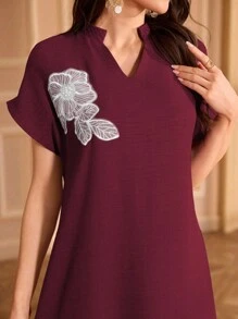 Al Najma 刺绣领花插肩袖立领优雅连衣裙 - 酒紅色 - 查看 1