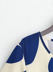 Omancia 女士休闲圆领简约日常衬衫，带有随机印花图案，七分袖上衣 - 杏色 - 查看 5