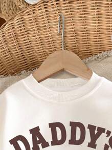SHEIN 女婴休闲简约可爱“DADDY'S MINI”字母图案白色宽松羊毛圆领套头衫，女婴秋冬装 - 白色 - 查看 4