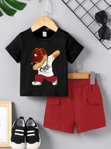 SHEIN Playful Pals Bộ đồ 2 món cho bé trai gồm áo thun ngắn tay in hình gấu hoạt hình và quần short túi hộp, thích hợp cho các hoạt động ngoài trời mùa hè. Bộ quần áo hè cho bé trai, 2 món. - Nhiều màu - Xem 3