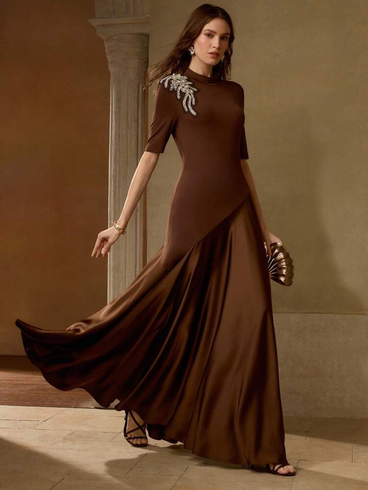 VESTIDO FLUIDO COM DETALHES EM PÉROLAS FALSAS E CONTAS