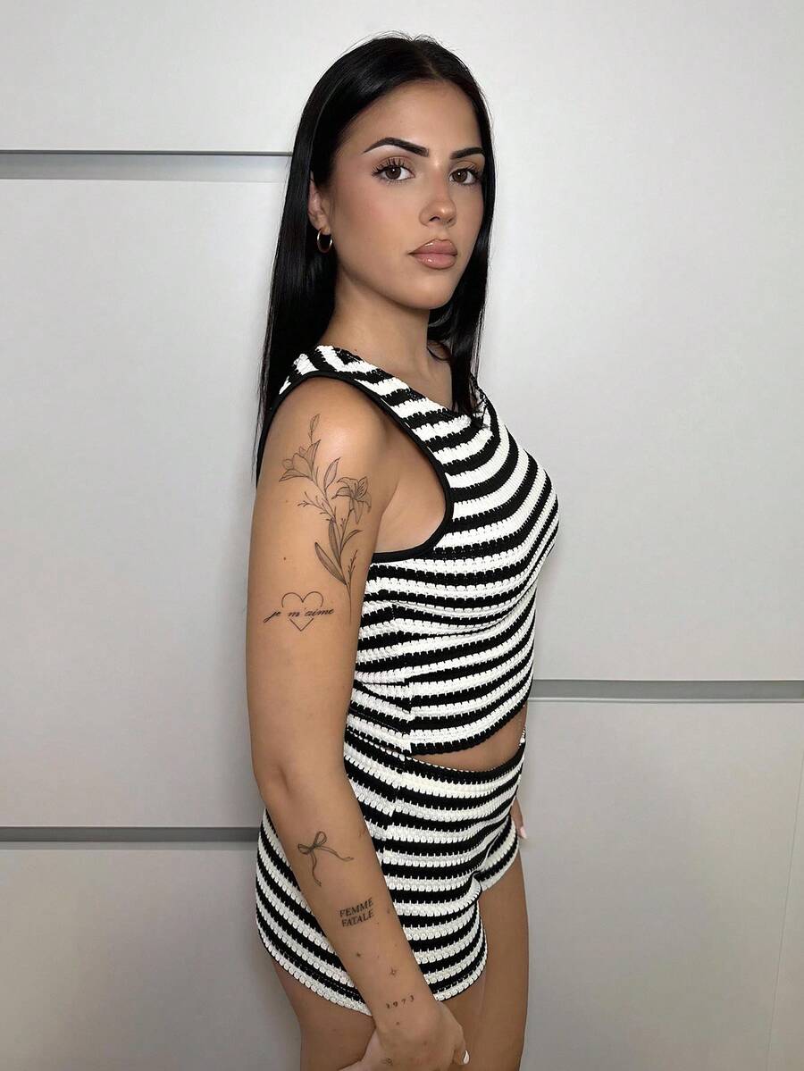 Lucia Bellido 2 件女士节日服装 - 红色和白色条纹针织不对称领口短款上衣和超低腰紧身短裤套装,适合派对、圣诞节、情人节、约会、海滩、游轮、狂欢节、复活节、农历新年 - 黑與白 - 查看 1