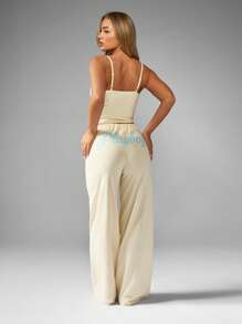 Missguided x Playboy Bộ đồ ngủ ống rộng và áo hai dây viền ren Giáng sinh có chi tiết nơ - Màu vàng - Xem 2