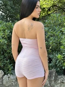Lucia Bellido 性感露背 V 领镂空金属花朵装饰修身连体衣，白色纹理面料，适合节日、约会、下午茶、度假、音乐节、波西米亚风、邮轮、海滩、夏季服装 - 粉色 - 查看 2
