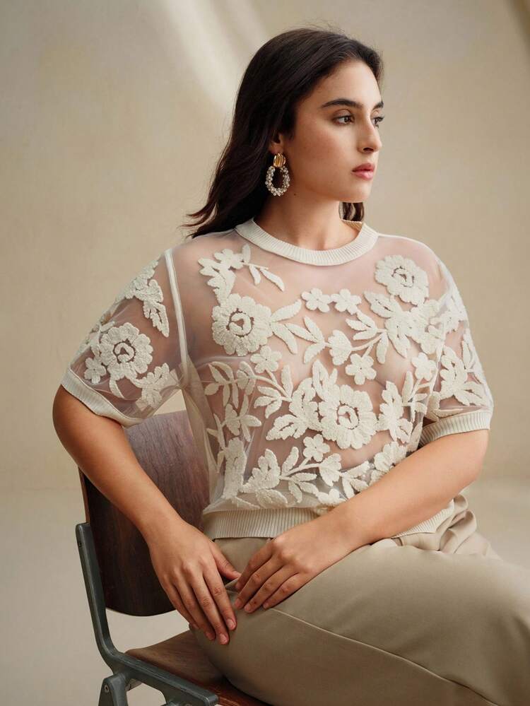 Blusa de punto de manga corta con cuello redondo y bordados para mujer de talla grande