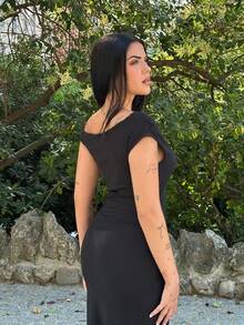 Lucia Bellido 女士純色黑色不對稱領口褶皺修身連衣裙，夏季 - 黑色 - 查看 2
