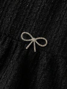 Maija Kids Maija Kids 2 件套年轻女孩经典时尚百搭派对休闲优雅简约白色立领蕾丝长袖 T 恤搭配黑色粗花呢无袖连衣裙饰有金属蝴蝶结饰边