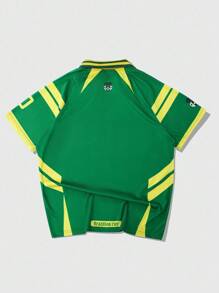 ROMWE MEN Prep 男士巴西足球运动Polo衫，足球街头美式休闲纹理徽章英文撞色拼色短袖巴西足球T恤。这是一件绿色短袖V领运动衫，胸前有醒目的白色文字设计，清晰地以大号粗体白色字母显示“BRAZIL”字样。