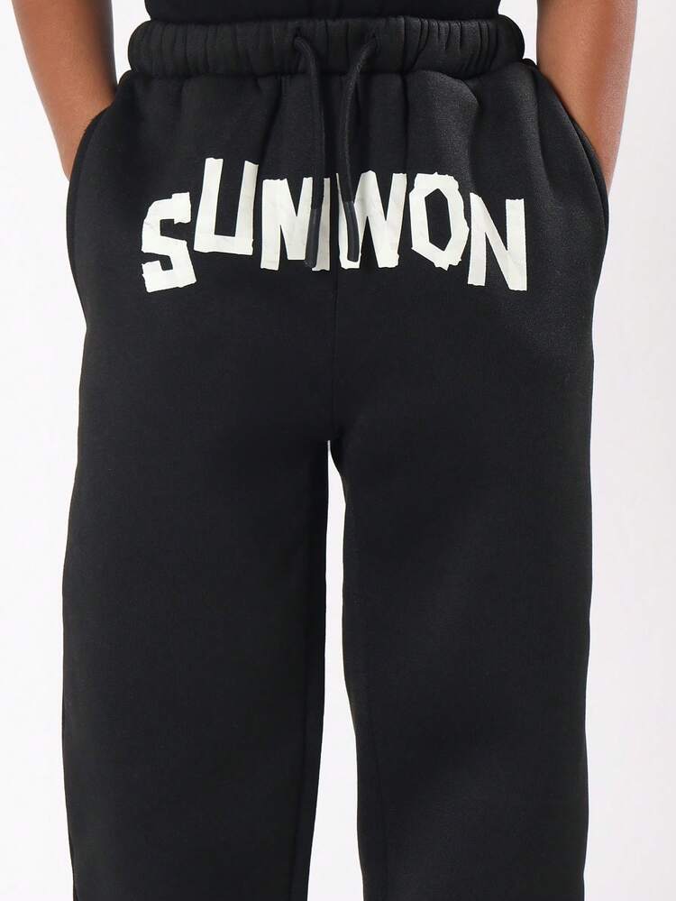 Calça de moletom com cós elástico e bolsos laterais