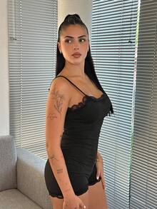 Lucia Bellido Jumpsuit Wanita Polos dengan Panel Renda dan Tali Bahu Tipis, Model Slim Sederhana - Hitam - View 4