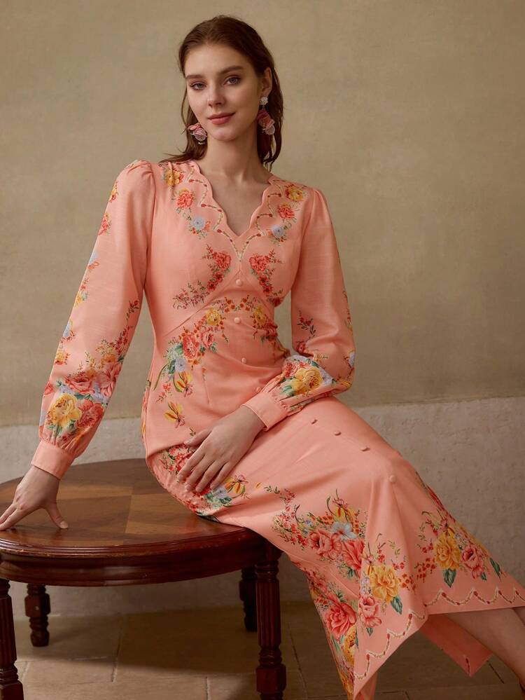 Vestido midi elegante con estampado floral y escote en V, adecuado para vacaciones