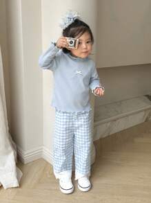 SHEIN Baby Girls A Two Pieces Set Of Spring And Autumn Light Blue High-Neck Long-Sleeved T-Shirt And Straight-Leg Trousers, With Small White Bows Embellished On The Top. Fashionable, Sweet, Elegant And Cute, Paired With Fresh Blue And White Checkered Straight-Leg Pants, With Exquisite Embroidered Lace At The Ankles.