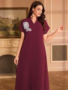 Al Najma 刺绣领花插肩袖立领优雅连衣裙 - 酒紅色 - 查看 5