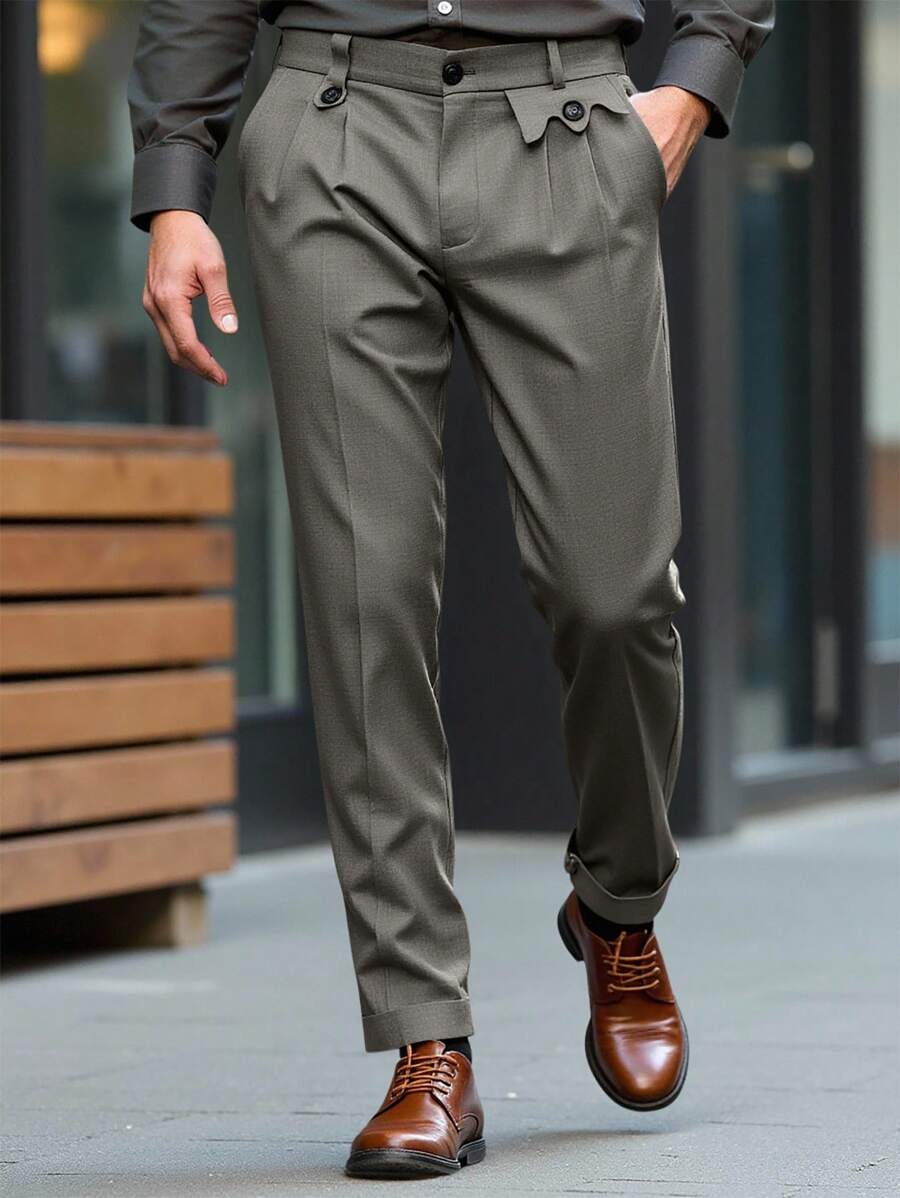 Manfinity Bizformal بنطلون رجالي كاجوال للأعمال يتميز بقص نظيف وحاد وقماش مريح، يجمع بين الرقي في الأعمال والأناقة الكاجوال الحضرية. القصة الضيقة تُظهر جميع أنواع الأجسام بشكل مُرضٍ، وتبرز مظهر الرجل الواثق والقادر. بنطلون بدلة رجالي كاجوال بلون سادة ضيق