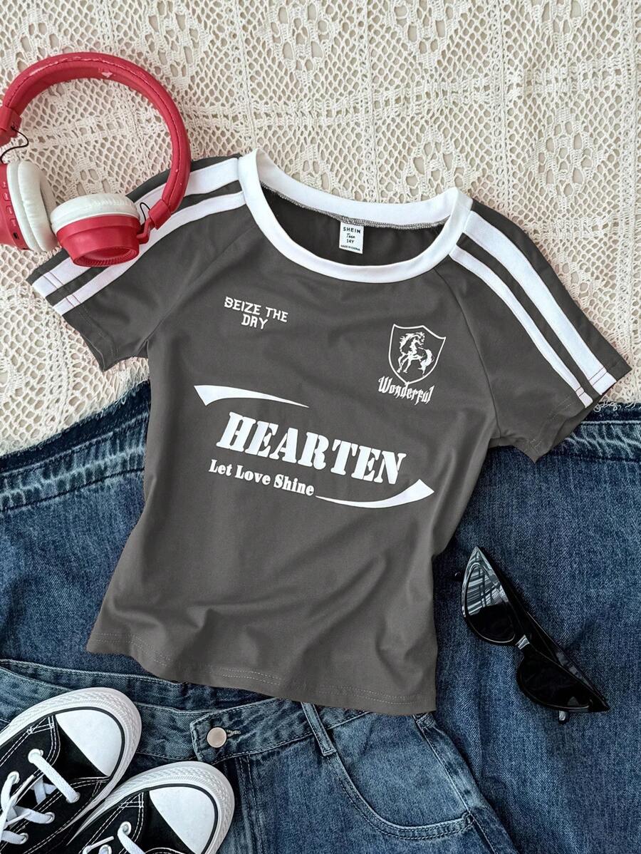 SHEIN 青少年女孩修身圓領對比飾邊街舞 T-shirt,賽車徽章與字母圖案運動短版 Baby Tee - 灰色 - 查看 1