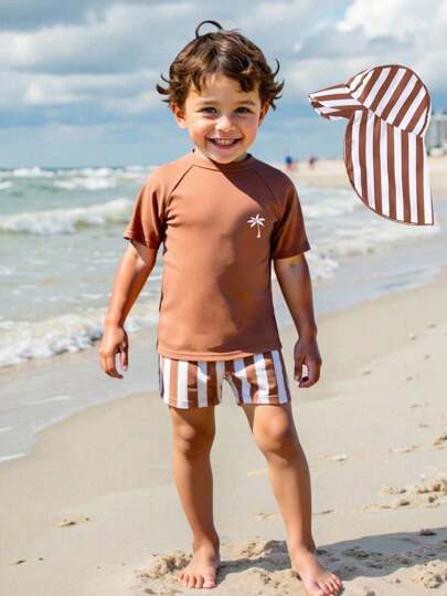 SHEIN Bubblio 3件套婴儿条纹防晒泳衣套装，含遮阳帽，舒适休闲可爱图案泳装，适合男孩/女孩，可用于户外度假、游泳、水疗、海滩、冲浪等春夏季活动。男婴沙滩套装，男婴沙滩服，男童夏季套装，男童泳衣套装，男婴泳装，男婴泳裤套装，男童泳装，儿童泳衣