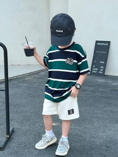 SHEIN 2 件儿童男童休闲度假百搭条纹印花圆领宽松 T 恤和纯色短裤套装，适合学校、花园、海滩、生日、春季、夏季、秋季、冬季