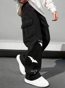 Manfinity EMRG Men Casual Bat Print Straight Leg Cargo Pants Men Black Cargo Pants With Bat Graphic Black Graphic Sweatpants Men Streetwear Cargo Pants Bat Print Pants Men Graphic Pants Halloween - Black - View 4
