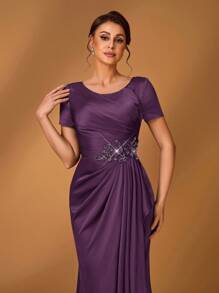 Serin Đầm satin sang trọng, thanh lịch cổ tròn, đính cườm tinh tế, chân đầm xếp ly bất đối xứng, thích hợp cho các dịp trang trọng, dạ hội, tiệc tùng, hẹn hò, lễ hội âm nhạc, đám cưới, cô dâu và mẹ cô dâu. - Màu tím - Xem 4