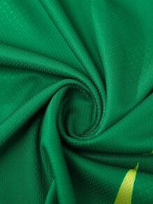 ROMWE MEN Prep 男士巴西足球运动Polo衫，足球街头美式休闲纹理徽章英文撞色拼色短袖巴西足球T恤。这是一件绿色短袖V领运动衫，胸前有醒目的白色文字设计，清晰地以大号粗体白色字母显示“BRAZIL”字样。