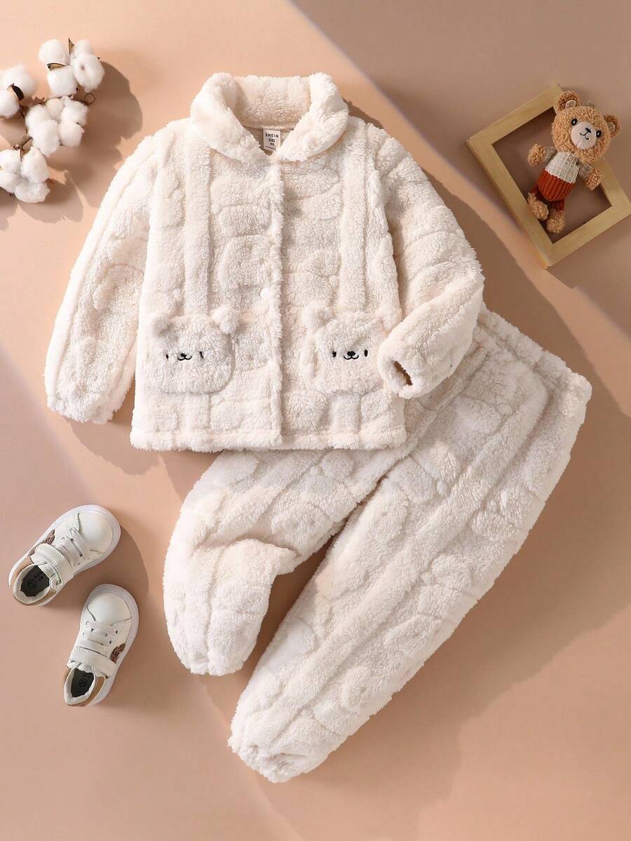 SHEIN Playful Pals 2 件套幼儿男童毛绒提花长袖 T 恤和裤子套装，带刺绣口袋的翻领开衫上衣和长裤 - 白色 - 查看 1