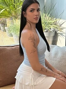 Lucia Bellido Top plisado sin mangas con hombro oblicuo para mujer de vacaciones de verano con dobladillo asimétrico