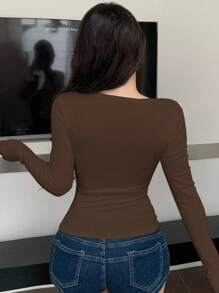 DAZY 女式纯色圆领半扣前开襟长袖修身T恤，秋季女装 - 棕色 - 查看 5